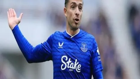 篮球盛宴：雄鹿对决掘金，揭秘巅峰对决背后的精彩解读！